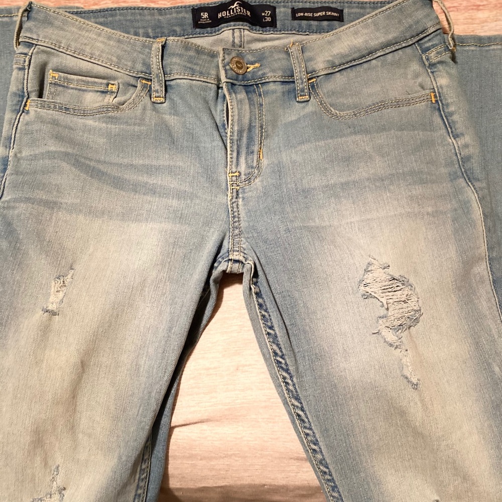 Hollister Low Rise size 5 Skinny distressed BNWOT